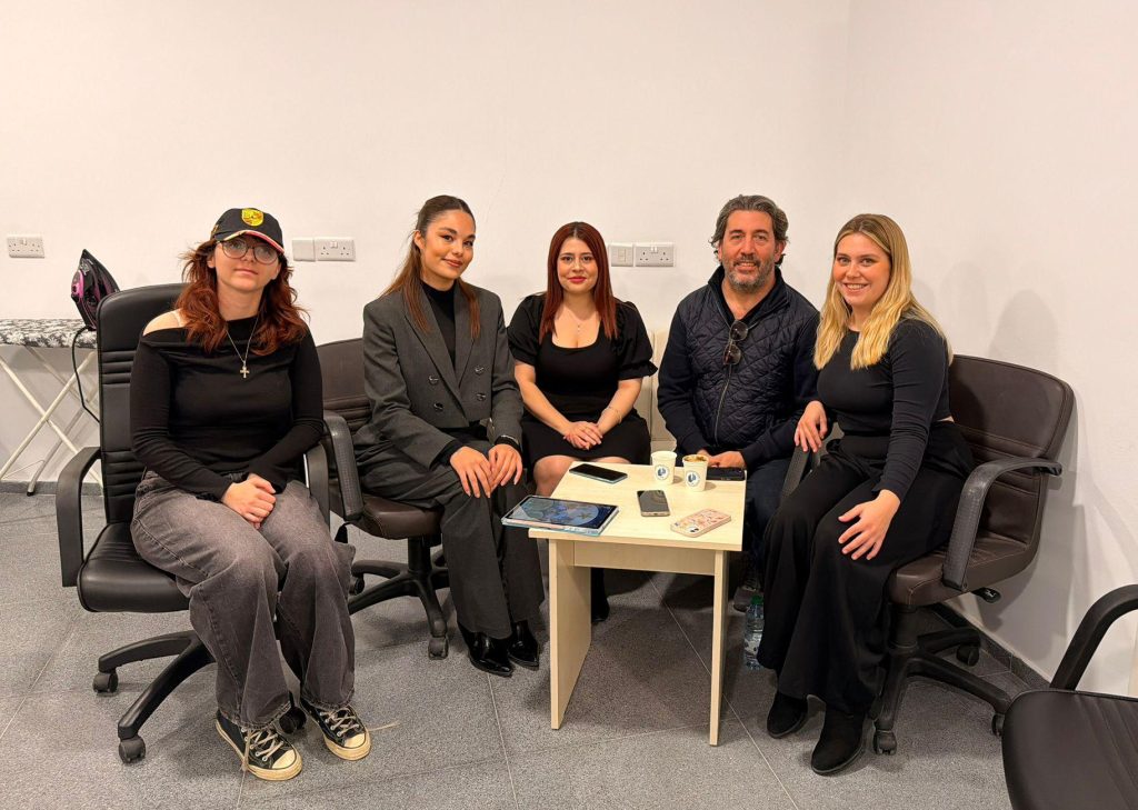 Lefke Avrupa Üniversitesi Öğrenciler Oyuncu Emre Kınay ile röportaj yapıyor.