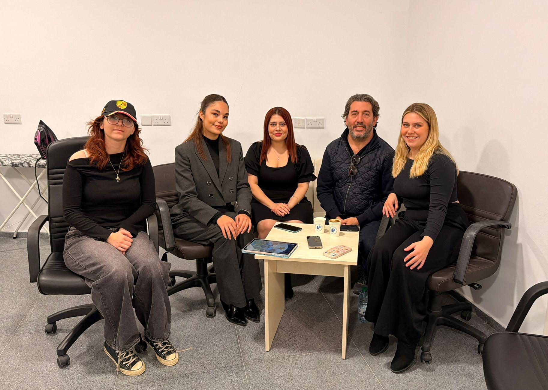 Lefke Avrupa Üniversitesi Öğrenciler Oyuncu Emre Kınay ile röportaj yapıyor.